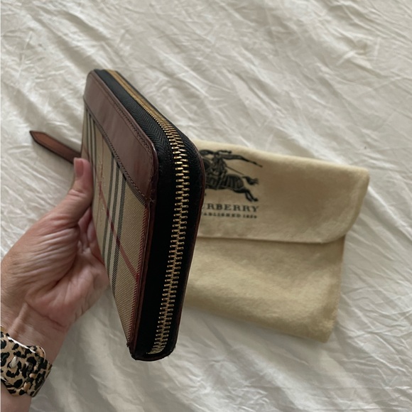 Like New! Authentic Burberry Wallet - Picture 5 of 15